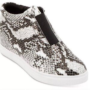 Size 8.5 "alligator" shoes by Aqua College Glady sneakers